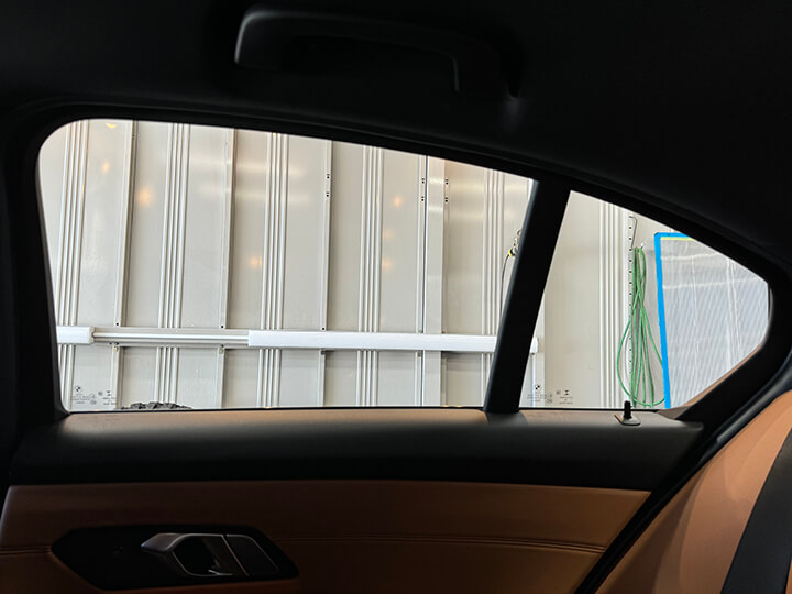 令和2年BMW3シリーズセダンのカーフィルム施工前内側の右後ろドアガラス
